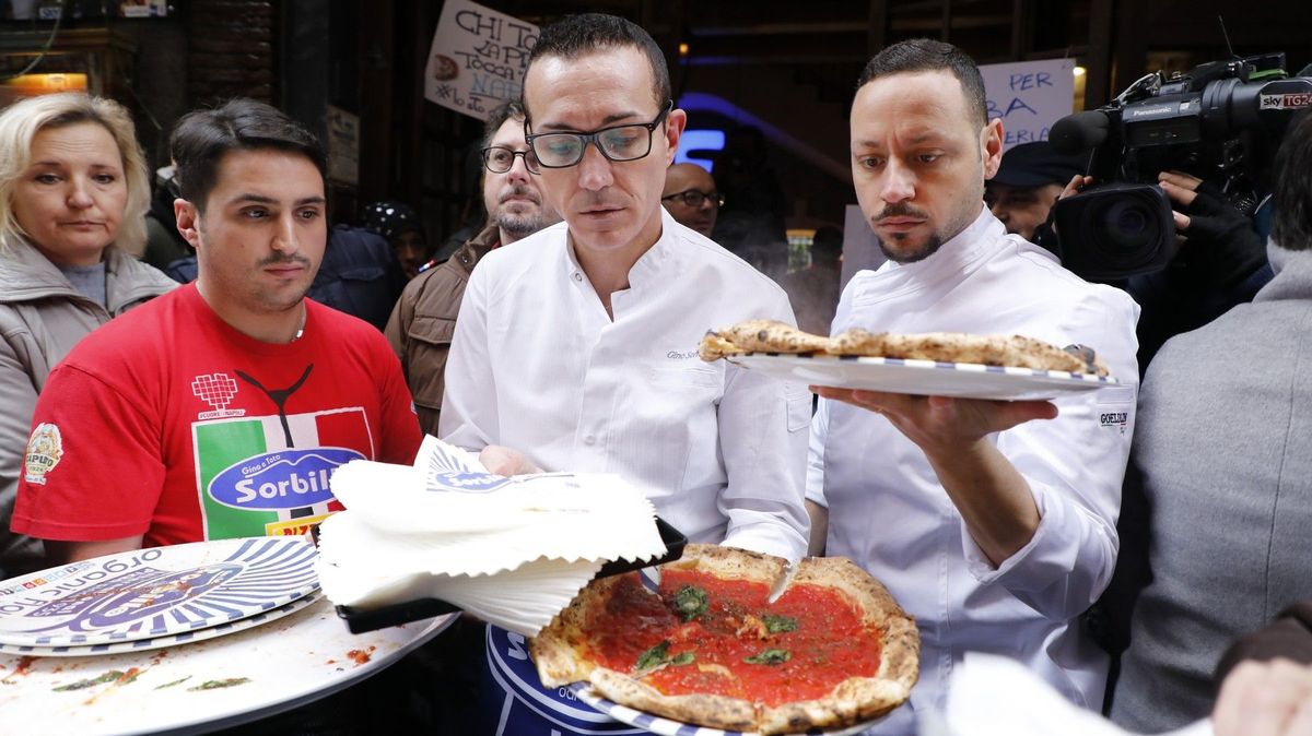 Scandalo a Napoli: Un famoso fornaio promuove apertamente la pizza con l’ananas